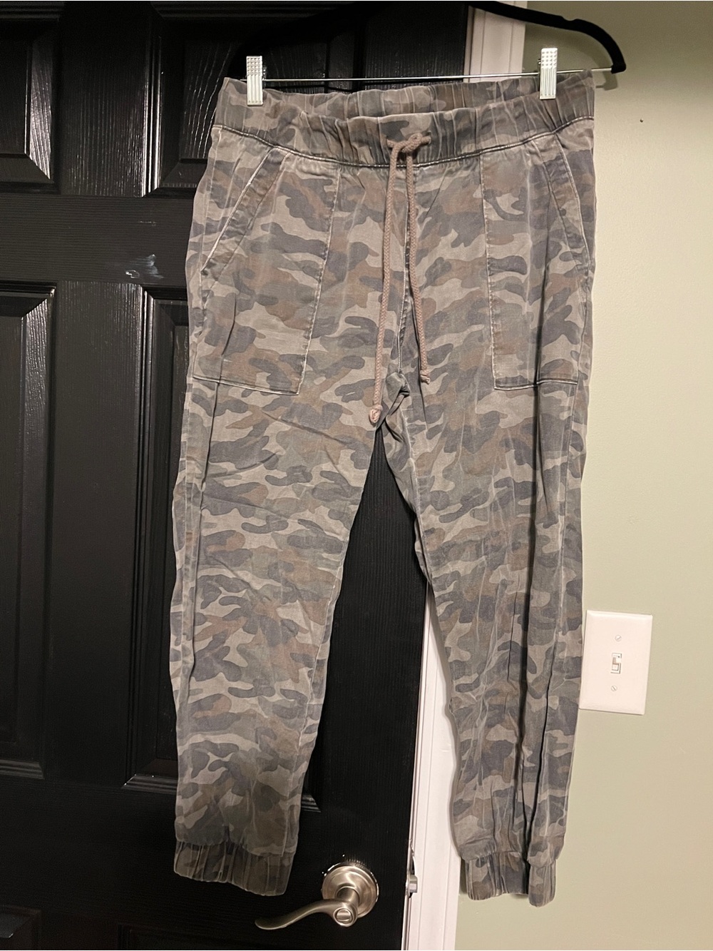 Bella Dahl Camo Joggers in Camo